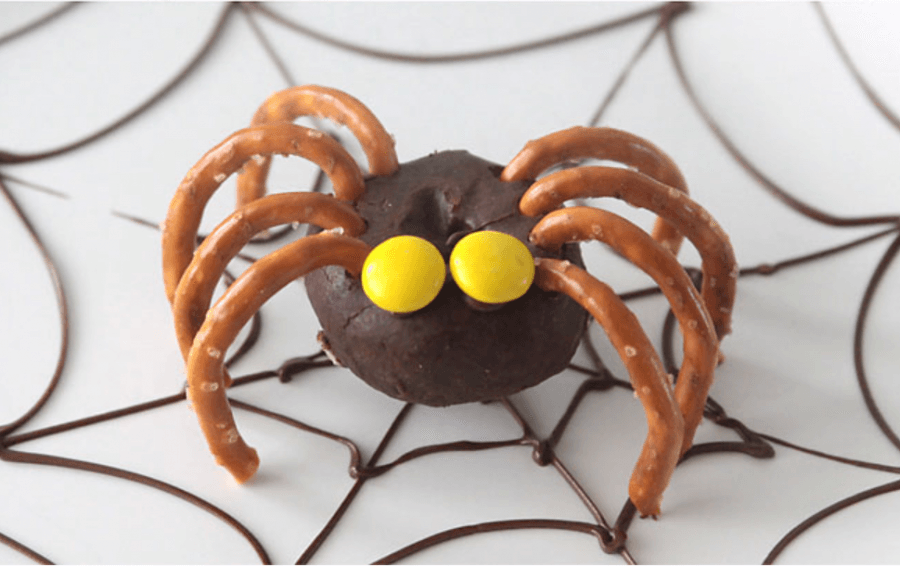 Doughnut-Spider-Halloween-Party-Hacks
