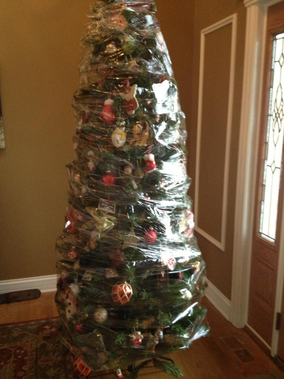 Christmas-Hacks-Cling-Film-Tree