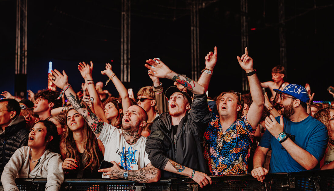Fans enjoying show at the barricade at Reading Festival 