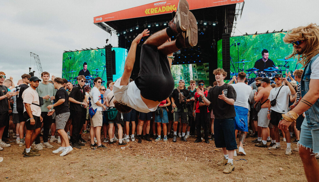 fan doing a backflip in middle of moshpit at Reading festival 