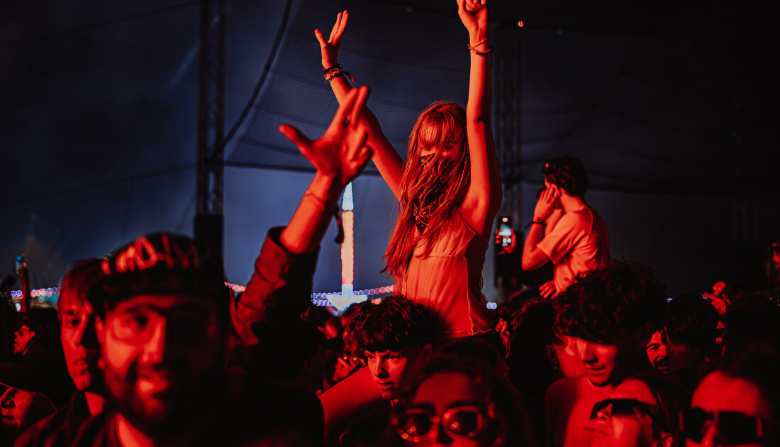 Fans on their friends shoulders at Reading Festival 