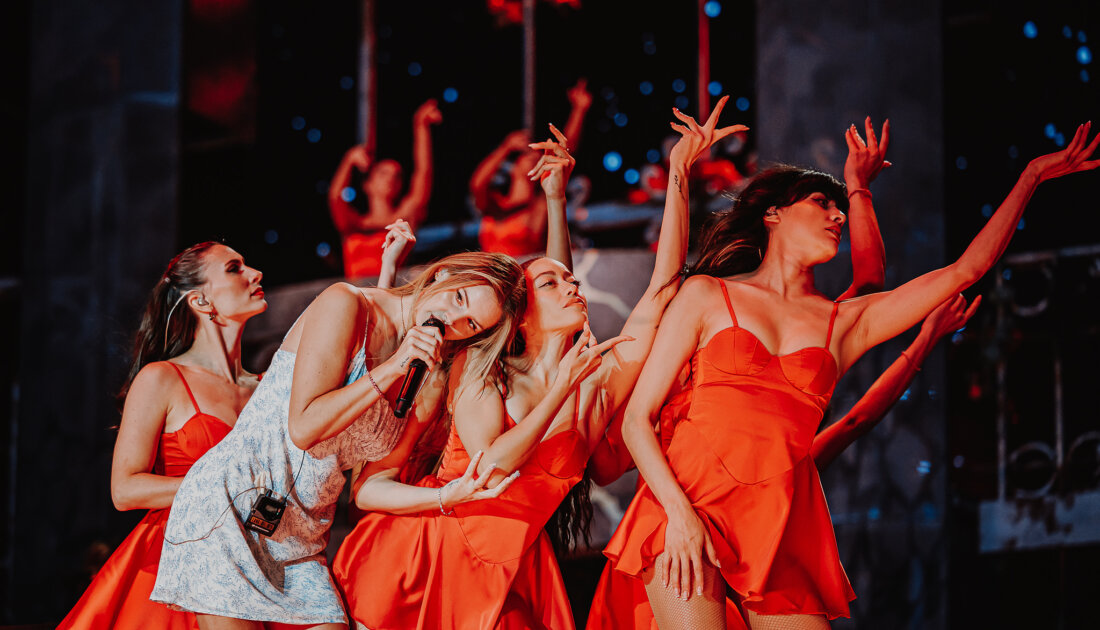 Lana Del Rey and 3 Dancers on stage at Reading 2024