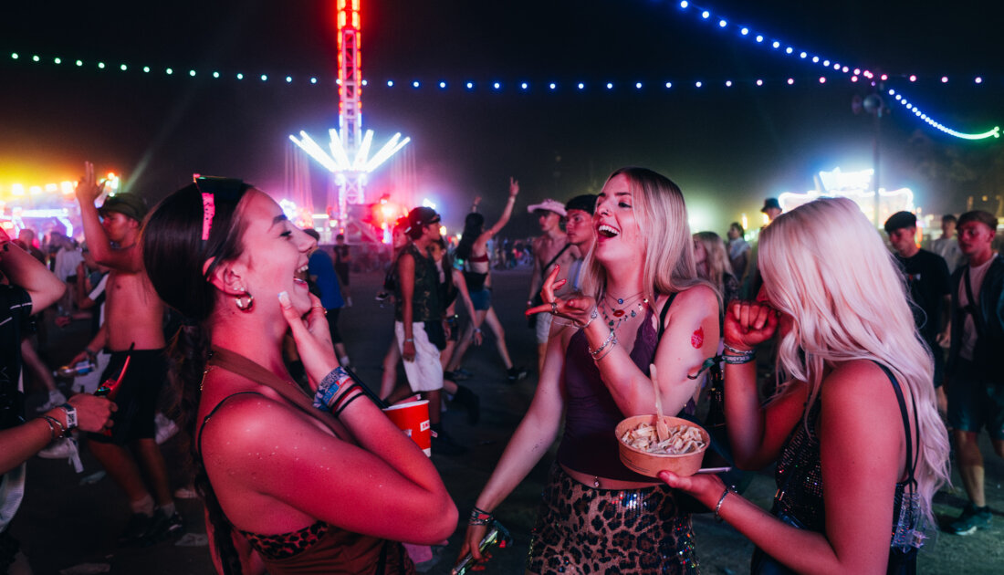Fans smiling at each other at  Reading Festival