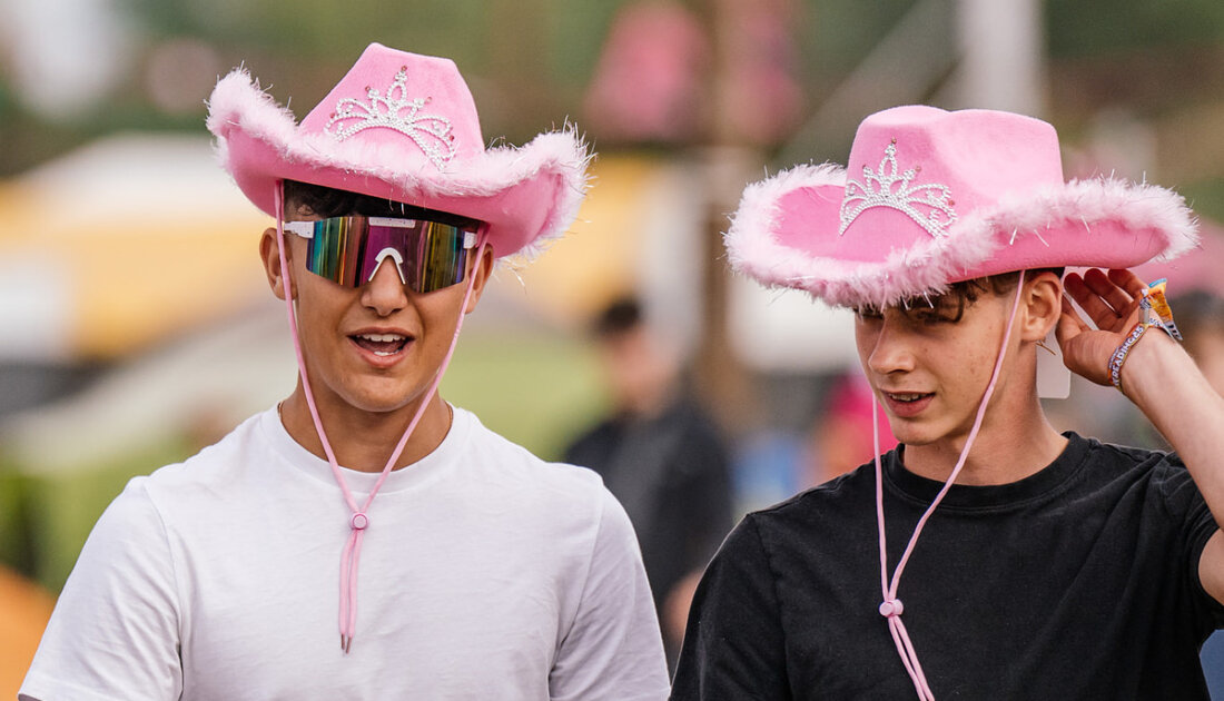 two friends wearing fluffy pink cowboy hats at Reading Festival 